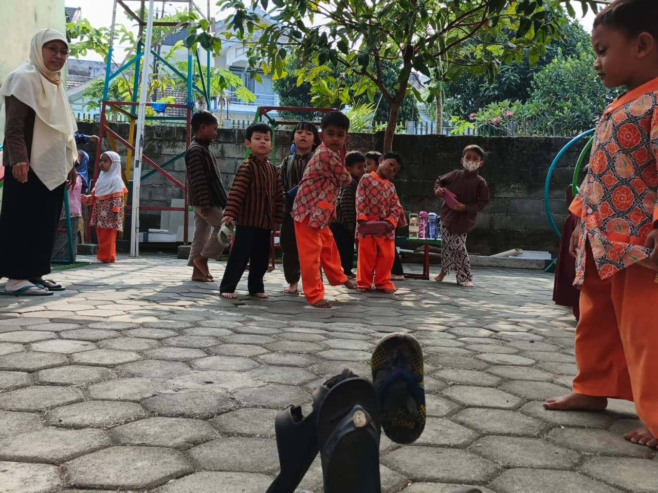 Permainan Bentengan Sandal